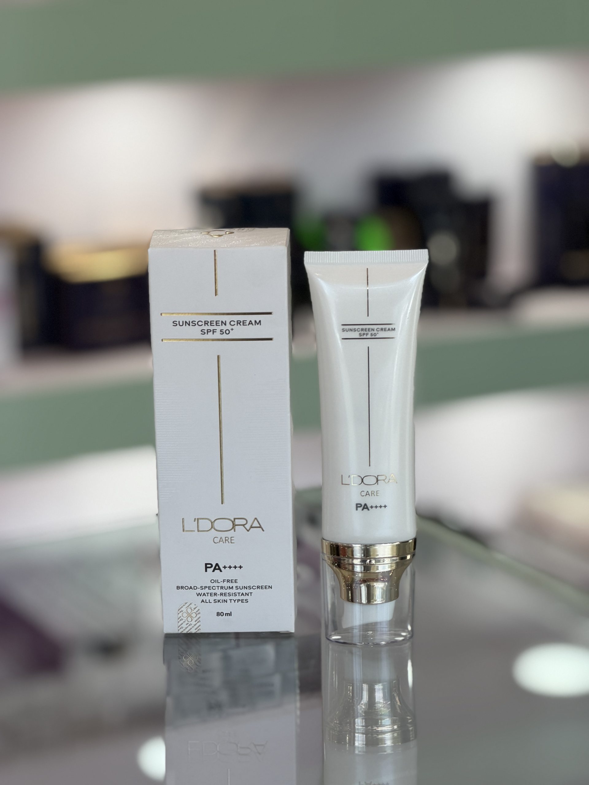 کرم ضدآفتاب +SPF50 بی رنگ مناسب انواع پوست لدورا کر ۸۰ میلی لیتر